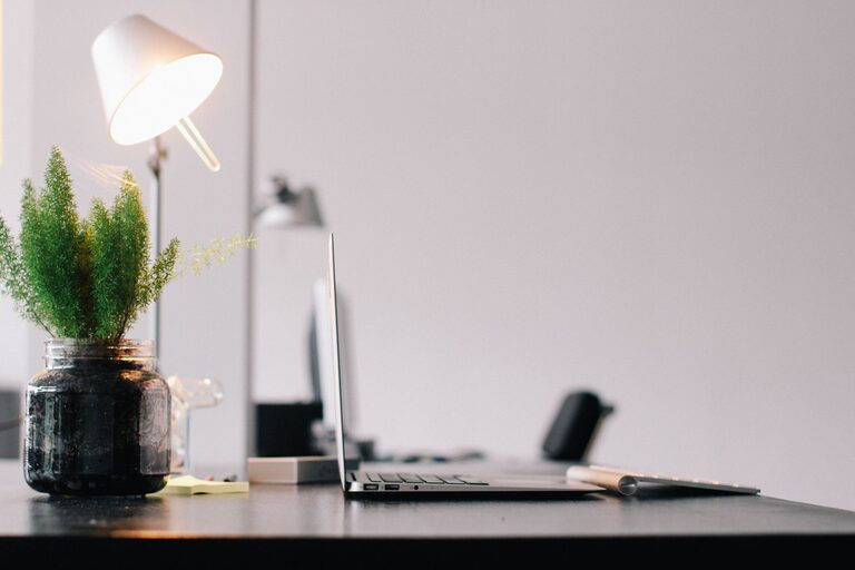 Consejos prácticos para organizar mejor tu espacio de trabajo en casa